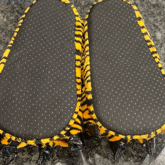 Kids Tiger Claw Slippers - Yellow and Black - Picture 3 of 3